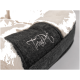 Nahaufnahme eines gemütlichen Haustierbettes mit einem dunkelgrauen Stoff und einem weichen weißen Fleece-Rand, bestickt mit "TrendPet."