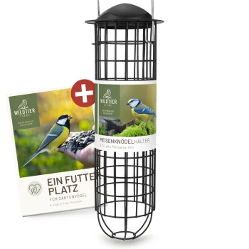 Schwarzer Metallvogelhäuschen für Schmalzballen, beschriftet mit "MEISENKNÖDELHALTER für alle Meisenarten" mit einer Werbekarte, die eine Blaumeise zeigt.