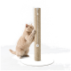 Beige Katze kratzt an einem hohen Sisal-Kratzbaum mit hängendem Bommelspielzeug auf weißer runder Basis, weißer Hintergrund.