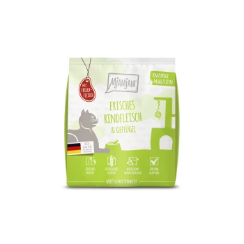 Grün-weißes Mjamjam-Katzenfutterbeutel mit der Aufschrift 'Frisches Rindfleisch & Geflügel', mit Kennzeichnung 'Mit frischem Fleisch' und deutscher Flagge.
