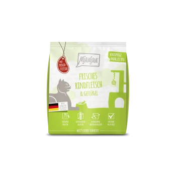 Grün-weißes Mjamjam-Katzenfutterbeutel mit der Aufschrift 'Frisches Rindfleisch & Geflügel', mit Kennzeichnung 'Mit frischem Fleisch' und deutscher Flagge.