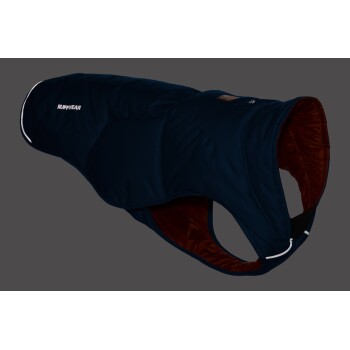 Eine marineblaue Hundejacke mit braunem Innenfutter, mit dem Logo 'RUFFWEAR' an der Seite und reflektierenden Besätzen für Sichtbarkeit.
