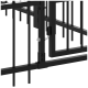 Nahaufnahme eines schwarzen Metallverschlusses für Haustierkäfigtüren, der den Verriegelungsmechanismus und die vertikalen Stäbe des Käfigs zeigt.