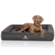 Ein brauner Hund, der auf einem grauen rechteckigen Haustierbett mit erhöhten Rändern liegt, mit dem Logo "KNUFFELWUFF" deutlich sichtbar.