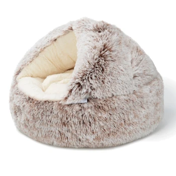 Plüschiges beige-cremefarbenes pelziges Haustierhöhlenbett mit weichem Innenraum, entworfen für kleine Haustiere zum Einkuscheln.