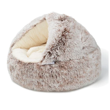 Plüschiges beige-cremefarbenes pelziges Haustierhöhlenbett mit weichem Innenraum, entworfen für kleine Haustiere zum Einkuscheln.