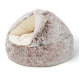 Pluche beige en crème harige huisdiergrottenbed met zachte binnenkant, ontworpen voor kleine huisdieren om zich in op te krullen.