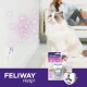 Eine flauschige weiße Katze mit blauen Augen beobachtet einen glitzernden Wanddiffusor, während eine Frau in der Nähe entspannt. Feliway Help! reduziert den Stress von Katzen für 7 Tage.
