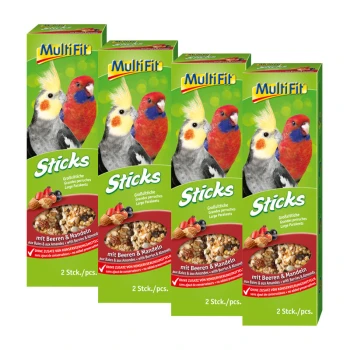 Vier Schachteln MultiFit Sticks für große Wellensittiche, mit bunten Vögeln auf der Vorderseite und Text, der Zutaten wie Beeren und Mandeln hervorhebt.