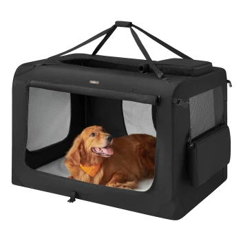 Ein Golden Retriever, der ein orangefarbenes Halstuch trägt, entspannt sich in einer schwarzen Haustierbox mit Netzfenstern und einer Seitentasche.