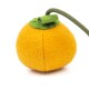 Ein plüschiger orangefarbener Kürbis-Haustierspielzeug mit einem grünen Filzblatt und einer Aufhängeschlaufe, entworfen für verspielte Haustiere.