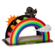 Ein bunter Katzenkratzbaum in Form eines Regenbogens, mit einer schwarzen Katze, die oben sitzt, mit einer Sonne und einer Wolke, beschriftet mit "Regenbogen!"