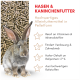Nahaufnahme brauner zylindrischer Haustierfutterpellets, dicht gepackt, aus einem Online-Tierfachgeschäft.