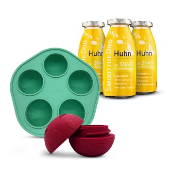 Drei gelbe Flaschen SmoothieDog Huhn Hundesnack mit einer grünen Silikonform und einem roten Leckerball mit brauner Füllung.