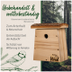 Holz-Vogelhaus mit einem natürlichen Rinden-Dach, das Informationen über seine Vorteile für Blaumeisen und den Naturschutz enthält.