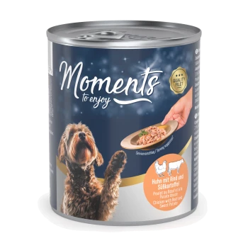 A can of dog food labeled "Moments to enjoy," featuring a brown dog and a serving suggestion: "Huhn mit Rind und Süßkartoffel."
