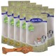 Eine Sammlung von acht Lyra Pet Naturkraft-Futterbeuteln mit einem Hundekauspielzeug davor, das Bilder verschiedener Haustiere auf der Verpackung zeigt.