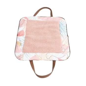 Rosa Fleece-Tierdecke mit tropischem Blätterrankenmuster am Rand und braunen Tragegriffen auf weißem Hintergrund.