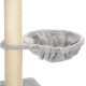 Ein graues Plüsch-Hängematte, die an einem beigen Kratzbaum befestigt ist, entworfen für Katzen zum Ausruhen oder Spielen.