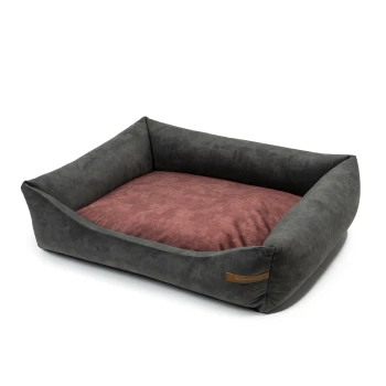Grau Haustierbett mit einem weichen, kastanienbraunen Kissen, mit erhöhten Seiten für Komfort und einem Lederetikett an der Seite.