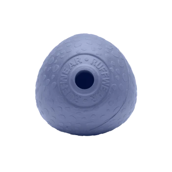 Ein blauer Gummihundespielzeug in Form eines Balls mit einem Loch in der Mitte, mit strukturierten Erhebungen und dem Markennamen "RUFFWEAR" eingeprägt.