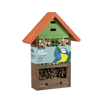 Erdtmanns klassisches Insektenhotel mit Holz-Dach, Bambusröhren, Kiefernzapfen und blauem Etikett mit Vogelillustration.