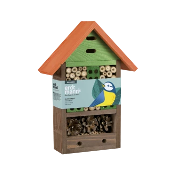Erdtmanns klassisches Insektenhotel mit Holz-Dach, Bambusröhren, Kiefernzapfen und blauem Etikett mit Vogelillustration.