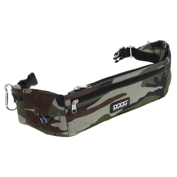 Hundespaziergürtel im Camouflage-Muster mit Reißverschlüssen und einem DOOG-Logo, entworfen zum Tragen von Essentials beim Gassigehen.