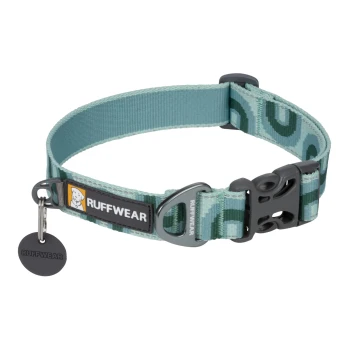 Ein türkis- und grün gemusterter Hundehalsband von Ruffwear, mit einer stabilen Schnalle und einem Metallschild mit dem Markennamen.