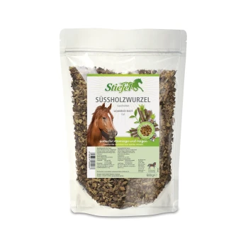 Eine transparente Tüte mit geschnittenem Süßholzwurzel (Süßholzwurzel) mit einem Pferdebild auf dem Etikett, das besagt, dass es gut für die Atem- und Magen-Gesundheit ist.