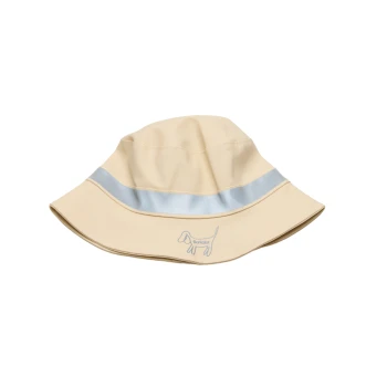 Beige Hundebucket-Hut mit einem reflektierenden silbernen Band und einem kleinen Hundegrafik-Logo auf der Vorderseite.
