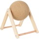Un support de jouet pour animaux en bois avec une grande balle en fibre naturelle, conçu pour que les chats puissent gratter et jouer.
