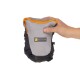 Eine Hand hält eine kleine, grau-schwarze Haustier-Zubehörtasche mit einem orangefarbenen Reißverschluss, auf der das Logo "RUFFWEAR" deutlich sichtbar ist.