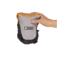 Eine Hand hält eine kleine, grau-schwarze Haustier-Zubehörtasche mit einem orangefarbenen Reißverschluss, auf der das Logo "RUFFWEAR" deutlich sichtbar ist.