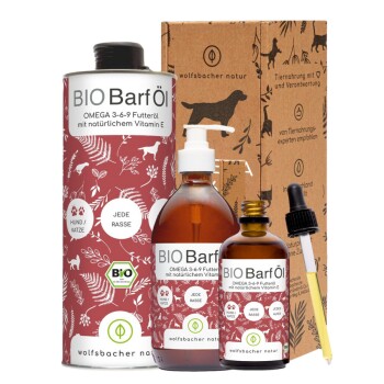 Drei Flaschen BIO Barf Öl für Haustiere, mit Omega 3-6-9 und natürlichem Vitamin E, mit einer Pappschachtel im Hintergrund.