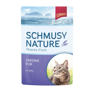 Tüte mit Schmusi Nature Katzenfutter mit Sardinen in Gelee, mit einem Foto einer neugierigen Katze auf der Vorderseite und Ozeanszenerie im Hintergrund.