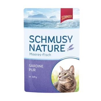 Tüte mit Schmusi Nature Katzenfutter mit Sardinen in Gelee, mit einem Foto einer neugierigen Katze auf der Vorderseite und Ozeanszenerie im Hintergrund.