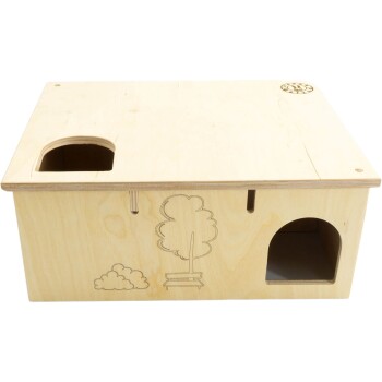 Holzhaustierhaus mit einem kleinen Eingang, mit eingravierten Designs eines Baumes und Wolken an der Seite.