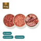 Drei Schalen mit rohen Fleischstücken und Hackfleisch, Preisschild '15 kg' und türkisfarbene Etiketten mit der Aufschrift '10 x Fleisch', '8 x Innereien', '6 x Knochen'.