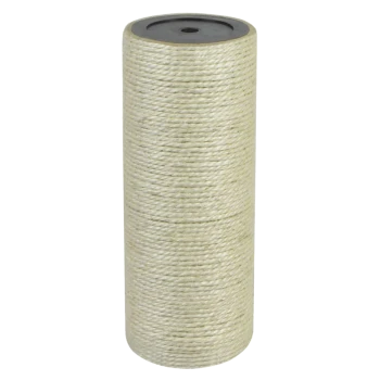 Eine Rolle aus natürlichem Sisal-Seil, fest gewickelt, mit einem schwarzen Kunststoffkern, geeignet für Haustierspielzeug oder Kratzbäume.