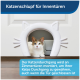 Eine weiße Katze schaut durch eine katzenförmige Tür an einer weißen Tür, beschriftet mit "Katzenschlupf für Innentüren" für den Zugang von Katzen.