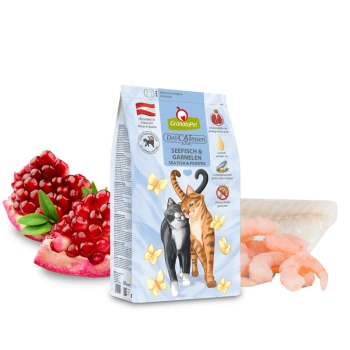 Eine Tüte GranataPet DeliCATessen Katzenfutter mit einer Illustration einer schwarzen und orangefarbenen Katze, beschriftet "Seefisch & Garnelen."