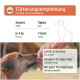 Hund, der einen Snack aus der Hand einer Person bekommt, mit Fütterungshinweisen auf Deutsch und Englisch zu täglichen Snacklimits und Produktqualitäten.