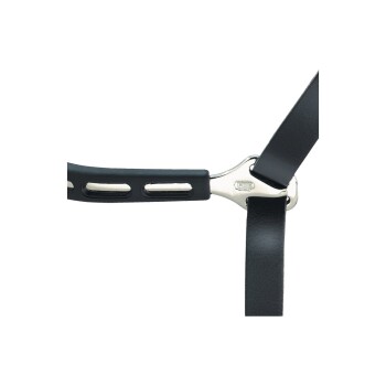 Nahaufnahme eines schwarzen Haustiergeschirrriemens mit einer silbernen Metallschnalle, die das verstellbare Design und das robuste Material zeigt.