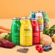 Eine "Gemüse Beet" SmoothieDog Gemüse-Snackflasche umgeben von frischen Karotten, Kürbis und Rüben auf einem rosa Hintergrund.