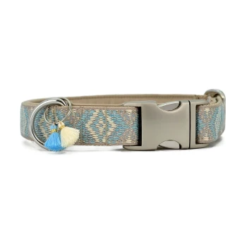 Boho-Chic Halsband Sky S Stylische Haustierhalsband mit einem blauen und beigen gewebten Muster, das eine silberne Schnalle und dekorative Quasten aufweist.