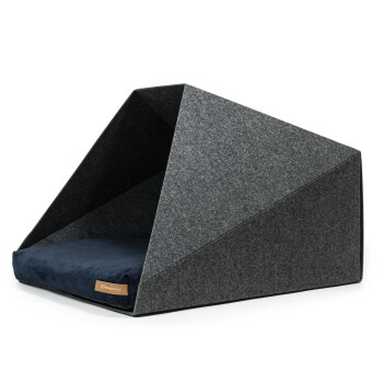 Modernes dreieckiges Haustierbett aus grauem Filz mit einem marineblauen Kissen, das ein gemütliches, höhlenartiges Design aufweist.