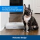 Ein Boston Terrier sitzt neben einem PetSafe-Futterautomaten auf einem Holzboden, mit einem blauen Banner, das sagt: "Ihr Haustier kann nicht frühzeitig ans Futter gelangen."