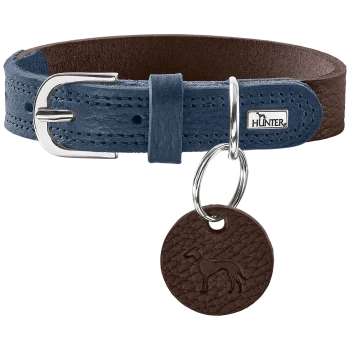 Blaues Lederhalsband für Hunde mit einer silbernen Schnalle und einem braunen Anhänger mit einer geprägten Hundesilhouette, markiert mit "HUNTER."