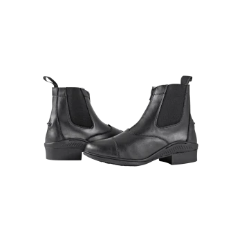 Schwarze Reitstiefel mit elastischen Seitenpaneelen und einem niedrigen Absatz, aus einem leichten Winkel präsentiert.